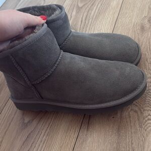 Classic Mini II Stitch Water Resistant Ankle uggs 
Size 8, never worn!